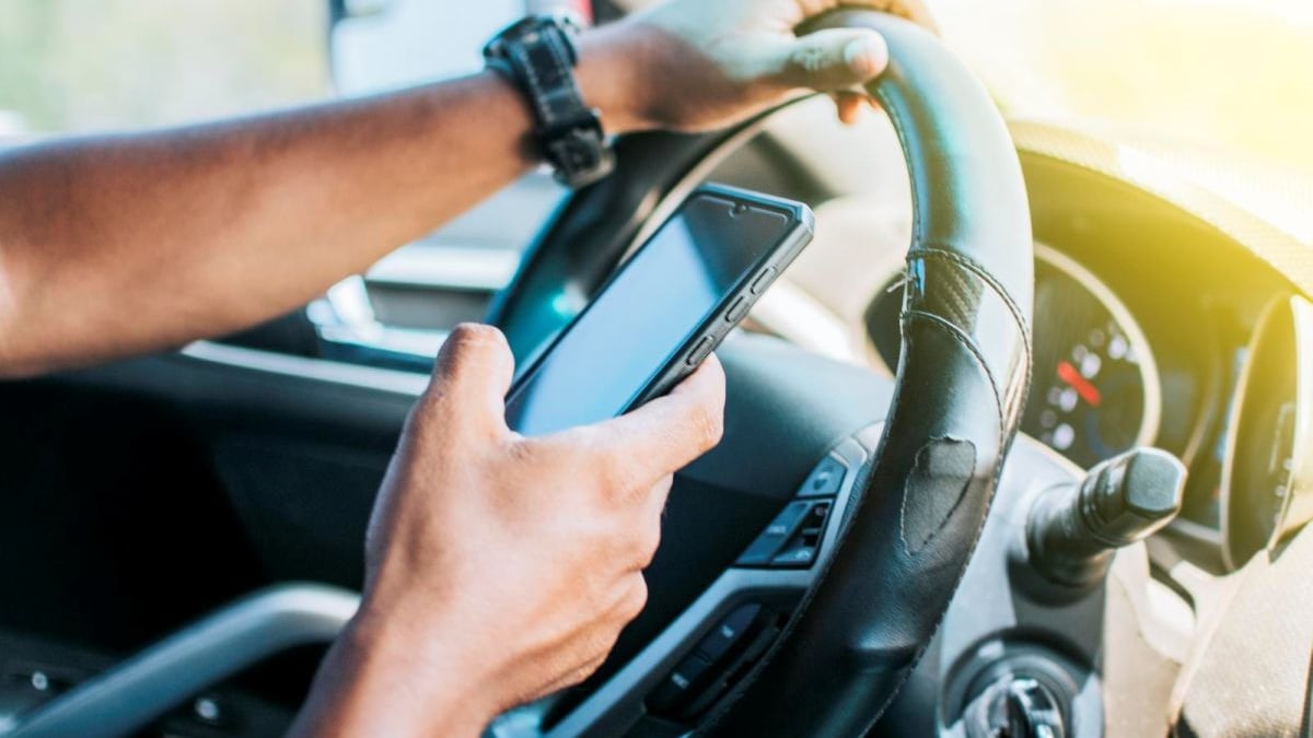 Téléphone au volant : dès le 1er mai 2026, certains conducteurs risquent une suspension immédiate du permis
