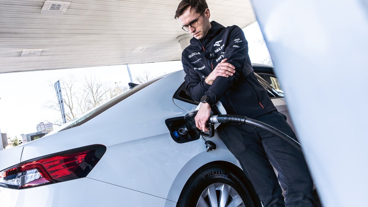 Clé USB, additif dans le réservoir : que valent les dispositifs pour consommer moins de carburant ?