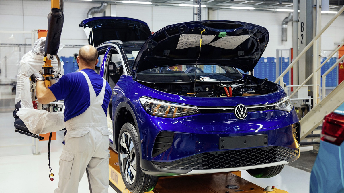 Dans l’une de ses usines, Volkswagen délaisse l’électrique et arrête la production d’ID.4 pour produire plus de SUV thermiques