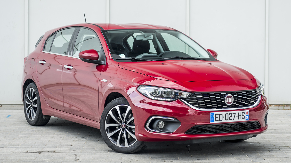 Fiat Tipo 3 Portes Premium X 1995 - Miniature Rouge Métal 1/43, état Parfait Avec Socle