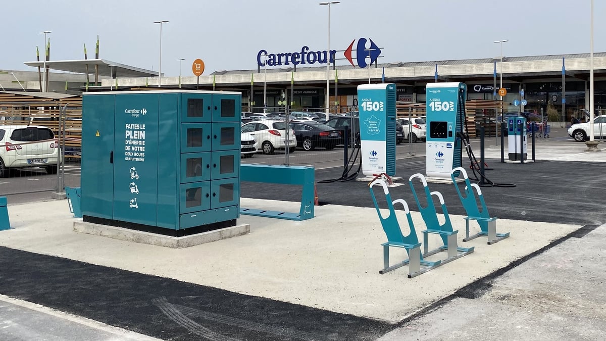 L'électricité va augmenter, mais Carrefour et Leclerc se font la guerre en baissant le prix de la recharge pour les voitures électriques