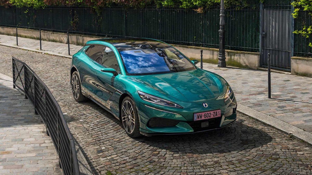 Les constructeurs chinois ne veulent pas se contenter de vendre des voitures, ils recrutent directement chez leurs rivaux