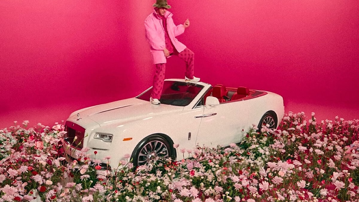 Bad Bunny préfère une vieille Toyota à une Bugatti à trois millions de dollars. Il est fidèle à sa Corolla de 2003, achetée avant d'être célèbre