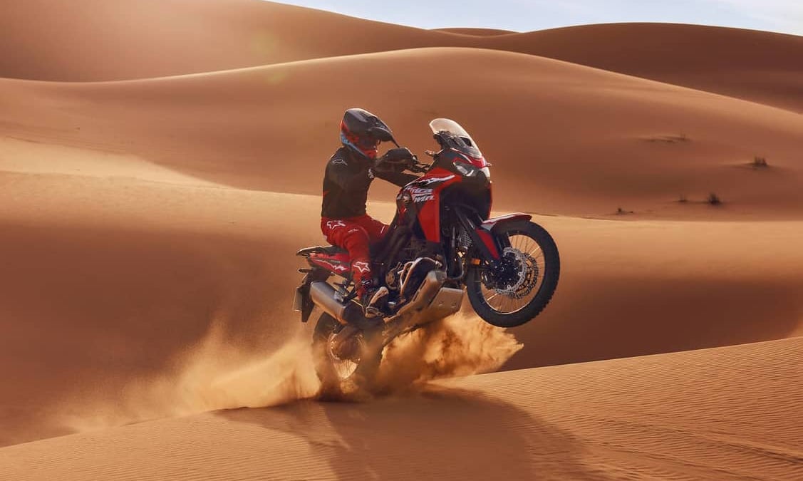 Honda aurait trouvé une idée commerciale de génie : réparer les routes en transformant le sable du désert en asphalte bon marché
