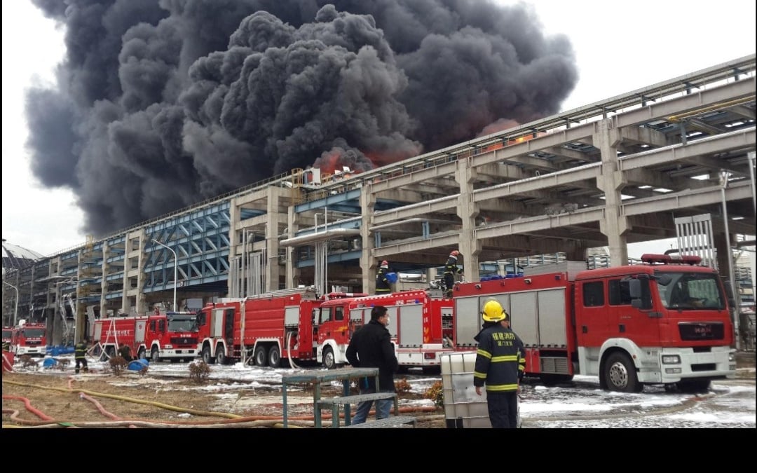 Un immense parking de BYD prend feu en Chine : la vidéo de l’incendie spectaculaire