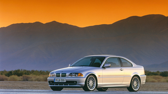 Les véhicules produits avant le début des années 2000, comme cette BMW Série 3 E46, sont les principaux visés par ce nouvel arrêté. © BMW