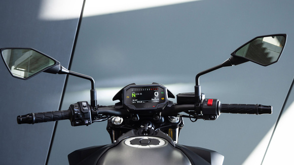 L’ancien combiné laisse la place à un écran TFT couleur avec connectivité Bluetooth. © Kawasaki