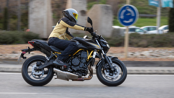 Il ne s'agit que de quelques millimètres et pourtant la position de conduite revue apporte à la fois plus de confort et plus d'assise sur la route.  © Kawasaki