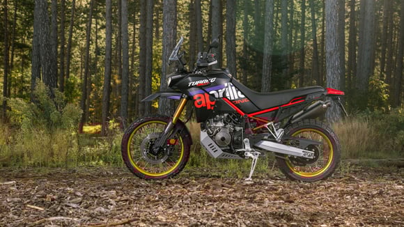 With the Tuareg 660 Rally, Aprilia is not content to disguise its medium-displacement trail with a simple decorative kit. © Aprilia