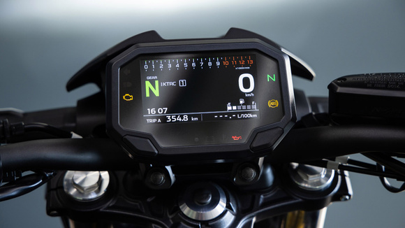 L'interface, quoique complète, reste basique. Pas de mode moteur et juste un contrôle de traction sur trois niveaux. © Kawasaki