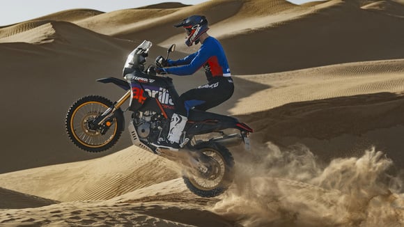 A civilized version of the machine that has won the Africa Eco Race twice in a row, the Tuareg Rally proves formidable off the asphalt, much more than its cylinder capacity or power might lead you to believe. © Aprilia