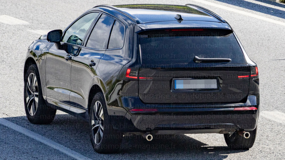 Les modifications à l'arrière du Volvo XC60 restylé seront subtiles. © L'Automobile Magazine