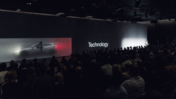 La présentation de Formula 2030 arrive dans une période contrastée pour Polestar. Au premier semestre 2026, la marque a vendu 30 423 voitures dans le monde, soit seulement 134 unités de plus qu’un an auparavant. Le chiffre d’affaires recule pourtant de 4%. © Polestar