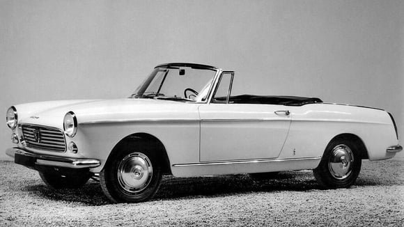 Thierry Ardisson poseyó su 404 Cabriolet durante más de 30 años sin poder realmente conducirla. © Peugeot