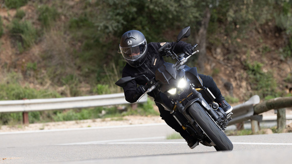 La Z650 S 2026 nous a donné le sourire, même lors du passage à la pompe avec une consommation raisonnable de 4,8 l/100 km en moyenne. De quoi faire plus de 300 km avec un plein de 15 litres.  © Kawasaki
