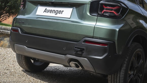 Jeep Avenger restylé : bien plus qu’une idée lumineuse pour la calandre ?