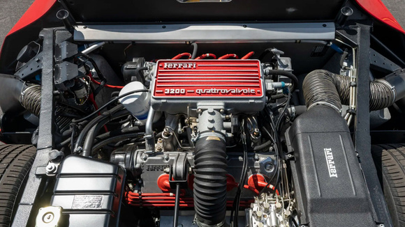 Le moteur de la Ferrari 328 GTS est conservé, il s'agit d'un V8 3,2 litres à quatre soupapes par cylindres d'une puissance de 270 ch. © RM Sotheby's