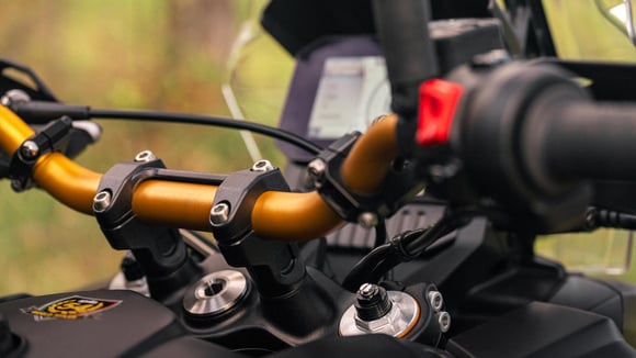 The ergonomics of the Tuareg Rally have been revised, in particular the position of the handlebars, more suited to off-road. © Aprilia