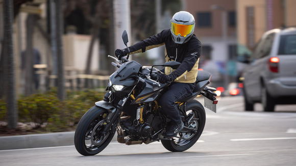 En ville la Z650 S 2026 est d'une facilité et d'une agilité déconcertante.  © Kawasaki