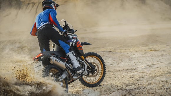 The firmer suspension is clearly less accommodating at low speed than the base Aprilia Tuareg, although it is already well designed to accept off-road escapades. © Aprilia