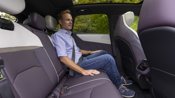 Imposant, le japonais met sa carrure généreuse au profit des occupants : l’empattement de 2,90 m ménage un espace aux jambes royal à l’arrière. © Mazda
