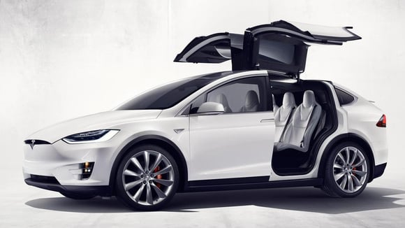 Les portes papillon du Model X, à défaut d'être reprises chez d'autres constructeurs, auront au moins eu le mérite d'attirer l'oeil sur la marque.  © Tesla