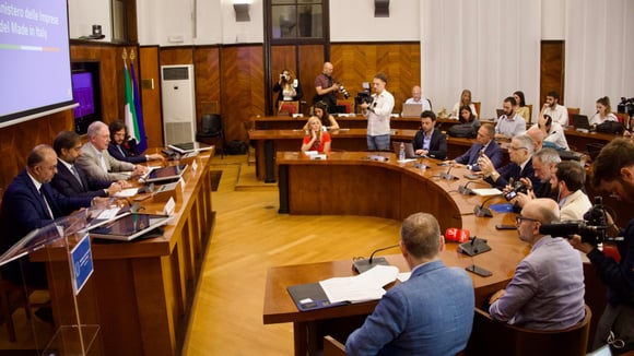 Le ministre italien Adolfo Urso a présenté le 23 juillet le « noleggio sociale », un leasing à 100 € par mois destiné à accélérer le renouvellement du parc automobile. © Ministère des entreprises et du Made in Italy