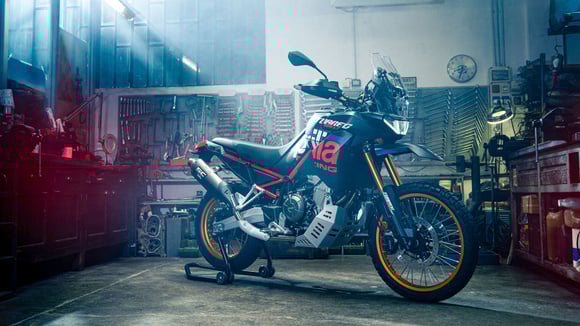 Under this new dress, the mechanical base remains the 659 cm3 parallel twin-cylinder which develops 80 hp, but the weight decreases by 5kg to remain below 199kg fully loaded. © Aprilia