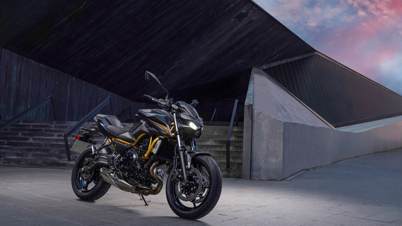 La nouvelle face adopte le triple optique LED déjà vu sur la Z900, intégré dans un masque très anguleux coiffé d’un petit déflecteur. © Kawasaki