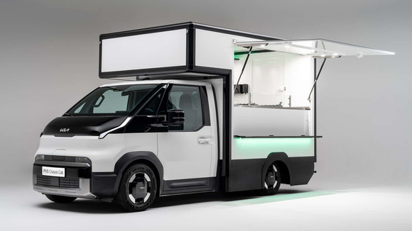 Le PV5 châssis-cabine peut s'adapter à des usages très spécifiques comme ici en food-truck. © Kia
