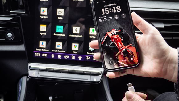 Για να αποτρέψουν την εξέλιξη της συνδεσιμότητας υλικού μέσα στα αυτοκίνητα, ορισμένοι κατασκευαστές επιλέγουν να πραγματοποιούν τις ενημερώσεις τους μέσω smartphone. Â© David Lefevre