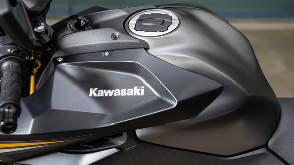 Les épaulements du réservoir donne plus de présence à la Z650 S 2026. © Kawasaki 