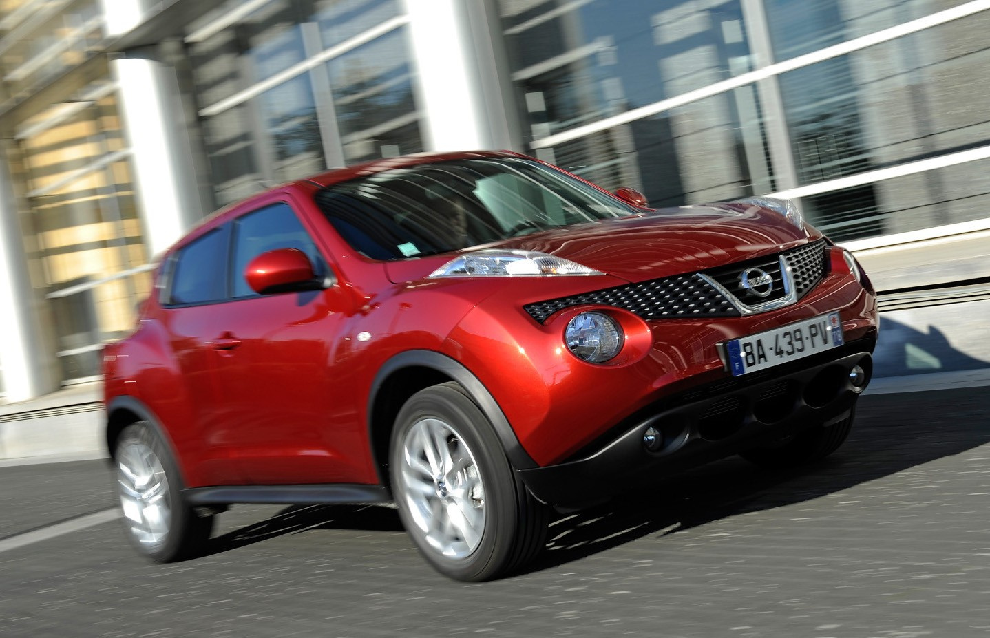 Juke Rouge Studio Essai Nissan Juke 1.6: Le look mais pas seulement - L'Automobile Magazine